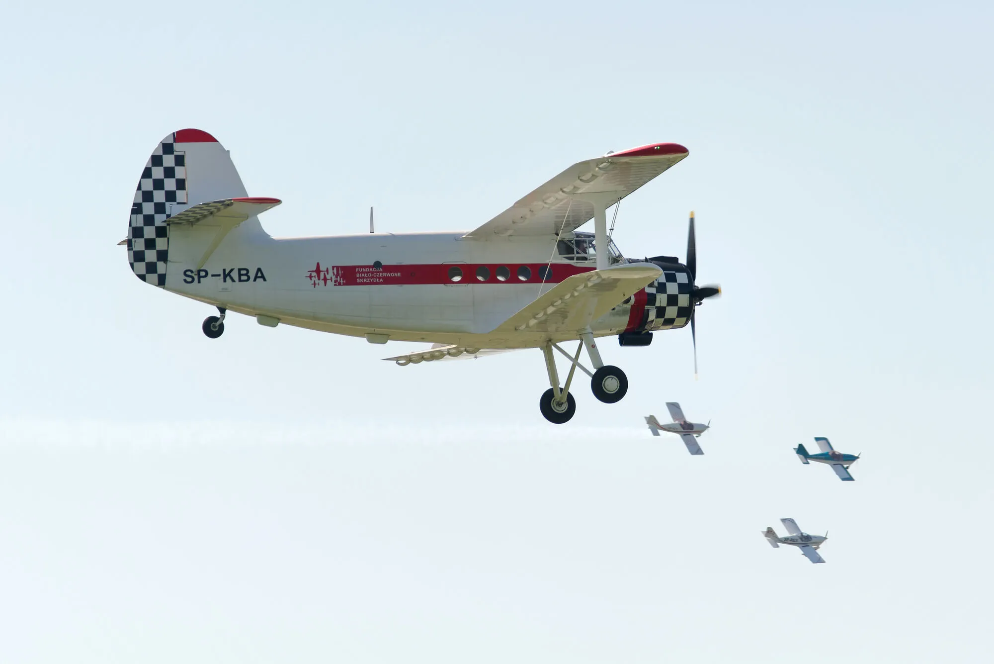 Antonov An-2 i trzech skoczków spadochronowych