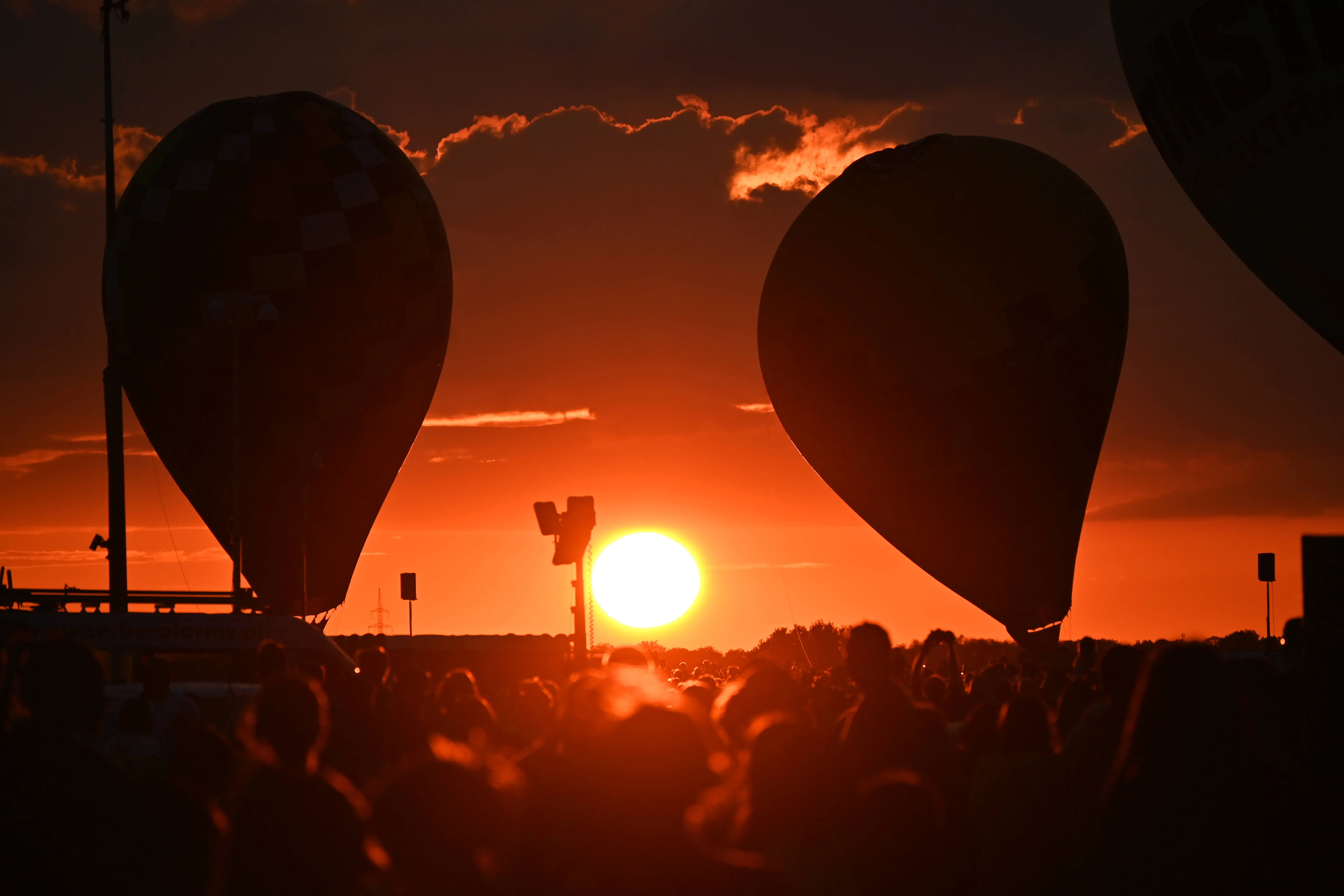 Balon na ogrzane powietrze nad polem o zachodzie słońca